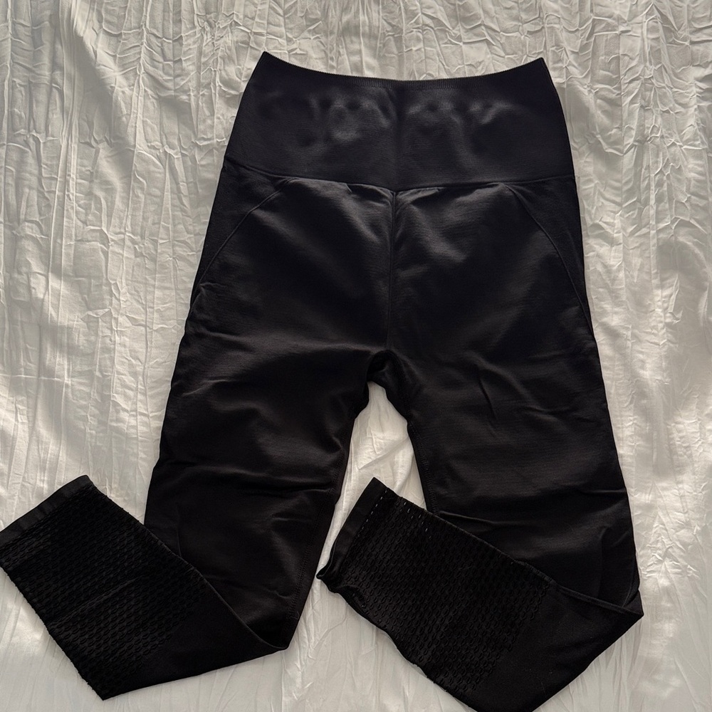 Seamless Black Leggings with Sculpting Design